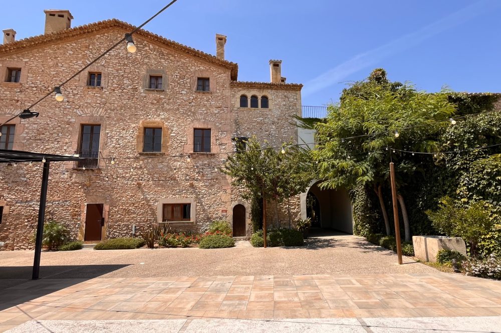 Masia-plaza-1